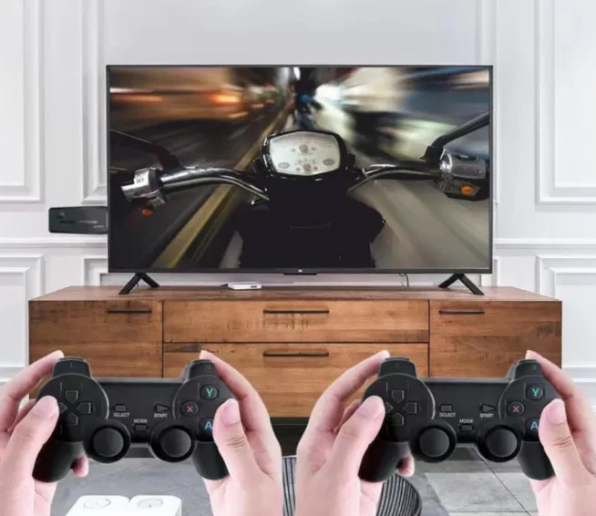 Duas pessoas jogando videogame retrô juntas na TV